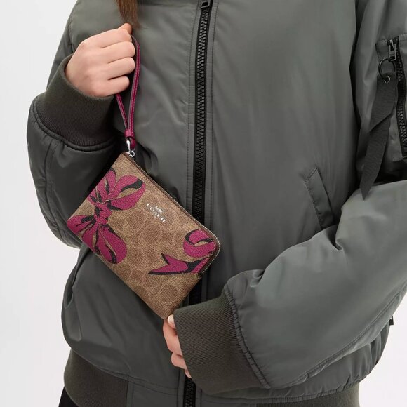 Coach Handbags - NWT COACH Corner Zip Wristlet In Signature Canvas With Bow Print
